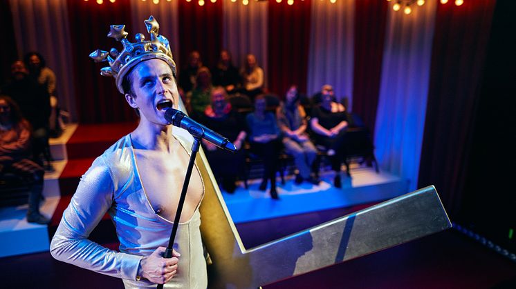 Foto fra forestillingen 'Folkekongen' på Husets Teater, som modtog bevilling ved Bikubenfondens ansøgningsrunde i november 2018. Fotograf: Henrik Ohsten Rasmussen. På billedet: skuespiller Youssef Wayne Hvidtfeldt.