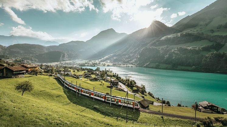 ST_3x2_Lungern-Lucerne-Interlaken-Express-at-Lake-Lungernsee_75218