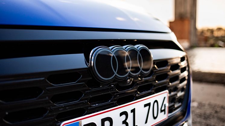 Audi Q8 e-tron (Ultrablå metallak)
