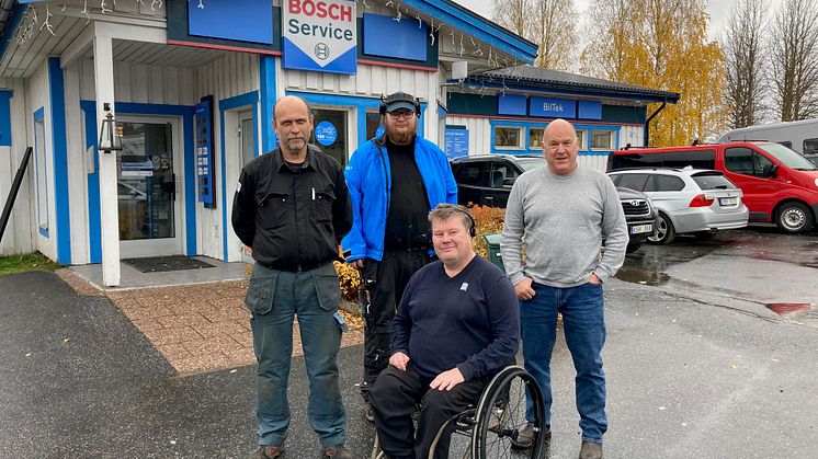 Bo Ericsson på besök hos Hans Rönnlund, Bosch Car Service i Morjärv. Foto Pia Ericsson.