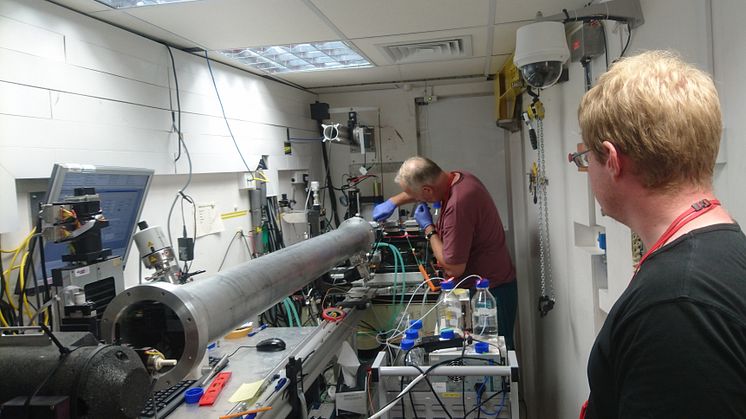 Professor Gerhard Gröbner och forskningsingenjör Jörgen Åden i färd med att byta prov på en neutronreflektometer vid ISIS forskningsanläggning på Harwell i England. Foto: Tobias Sparrman.