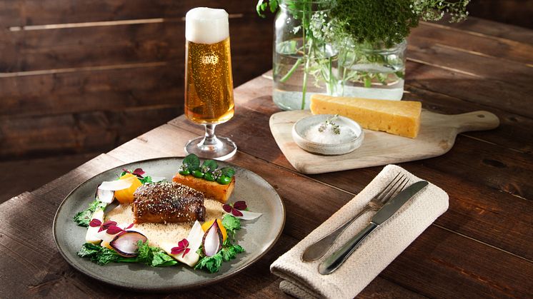 Årets Nationaldagsmeny är framtagen av Svenska Kocklandslaget i samarbete med Västerbottensost och Melleruds Alkoholfria Pilsner.