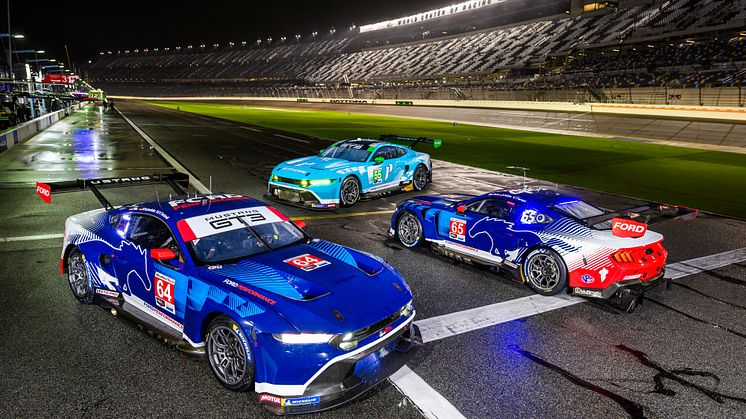 Fords Mustang GT3 og GT4 deltager i løbet.