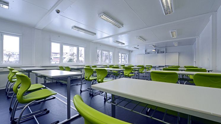 Helle Räume, hochwertige Möblierung und moderne Pylonen-Klapp-Schiebetafeln sorgen für ein perfektes Lernumfeld im smarten Interimsgebäude. Ungeachtet des rasanten Bautempos überzeugt die atmosphärische Stimmung.