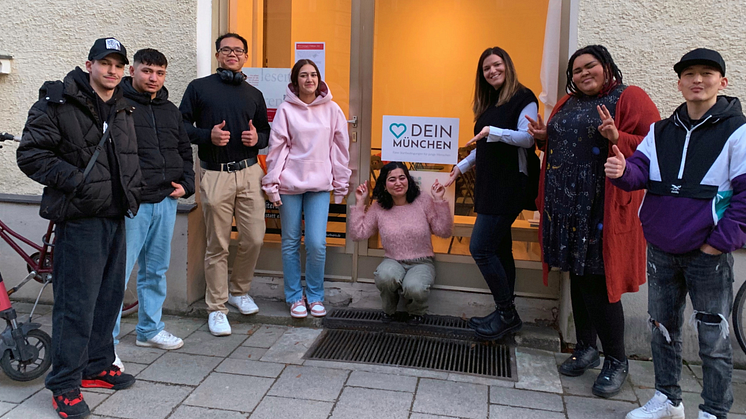 DEIN MÜNCHEN-Jugendbotschafter*innen freuen sich über die neue Location. 