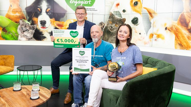 Der Goldene Fressnapf für Tierschutz in Niederösterreich: (v.l.n.r.) Hermann Aigner, Geschäftsführer Fressnapf Österreich, Markus Putzgruber und Silvia Zach vom Verein „Respekturtle“.
