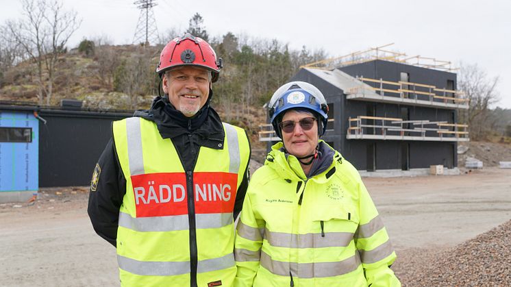 Insatsledare Magnus Lagrell från Räddningstjänsten Mitt Boshulän och projektledare Birgitta Andersson framför bygget av räddningstjänstens unika övningshus vid Uddevallas nya brandstation..