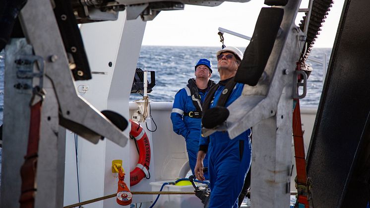 Hi-res image - Inmarsat - Mike Pownall observing sub launch on sea-trials 