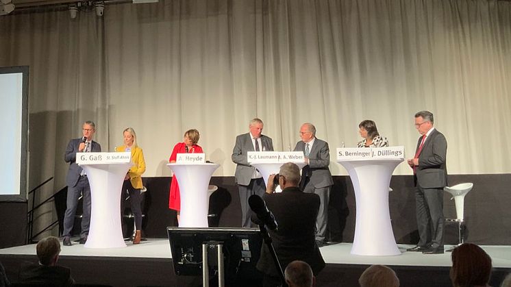 Dr. Gerald Gaß, Stefanie Stoff-Ahnis, Anja Heyde (Moderation), Karl-Josef Laumann, Dr. Michael A. Weber, Dr. Sabine Berninger, Dr. Josef Düllings (v.l.)