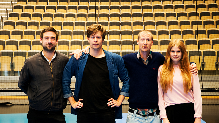 Från vänster: Tobias Söderman, Fredrik Lusth, Magnus Lindberg och Linnea Burén. Den 6 oktober håller de i taktpinnen när man på Partille arena ska försöka slå rekordet i världens största quiz. Bild: Partille kommun.