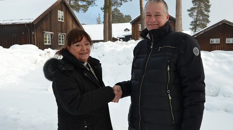 Svenska Kyrkan och Leksands Sparbank samarbetar i en satsning för Rättviks barn och familjer. Till vänster Monica Jones kyrkoherde Rättviks pastorat och till höger Bo Liljegren VD Leksands Sparbank.