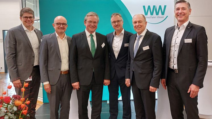 (v. l.): Guido Merzbach, Leiter Personal WW, Andreas Speith, Geschäftsführer WW, Michael Dreier, Bürgermeister Paderborn, Burkhard Thiele, Leiter Ausbildung WW, Christoph Rüther, Landrat Paderborn, und Jürgen Behlke, Geschäftsf. IHK Ostwestfalen.
