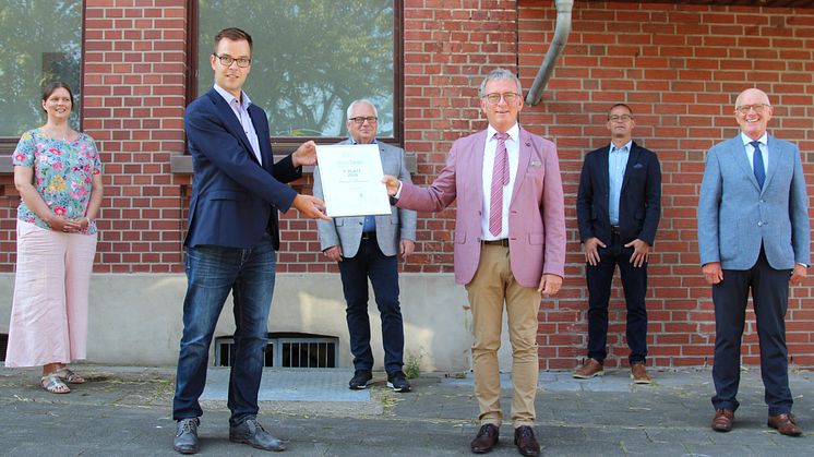 Mit Siegerurkunde: Maren Scheffler, Klimaschutzagentur Weserbergland, Sebastian Wöhler, Kommunalref WW, Detlef Schake, Ortsbürgerm. Sabbenhausen, Klaus Meier, Vereinsvors., Heinz-Jörg Heinemann, Jurymitglied, Heinrich Josef Reker, Bürgerm. Lügde.