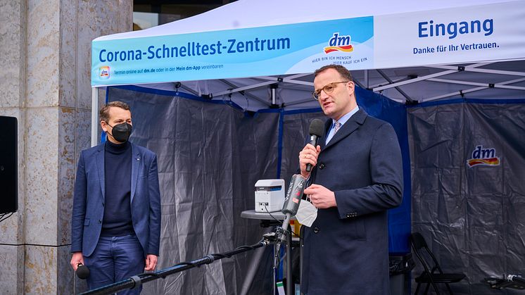 Christoph Werner, Vorsitzender der dm-Geschäftsführung, und Bundesgesundheitsminister Jens Spahn eröffnen das 100. dm Corona-Schnelltest-Zentrum in Berlin. ©Steffen Jänicke/dm
