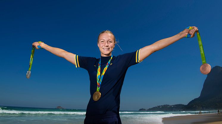 Sarah Sjöström poserar med sina tre medaljer från OS i Rio 2016.