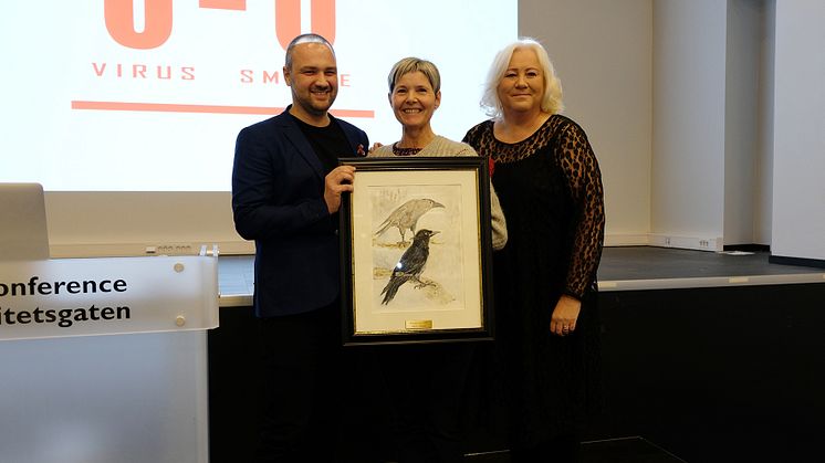 Sykepleier Ingrid Slørdal ved St. Olavs hospital i Trondheim var tydelig rørt og stolt over prisen. Her sammen med HivNorges styreleder Leif-Ove Hansen og generalsekretær Anne-Karin Kolstad. Foto: Arne Walderhaug/HivNorge