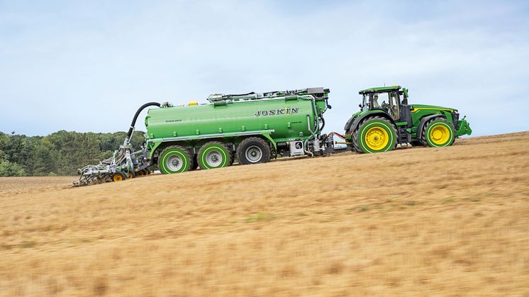 John Deere visar sin första delvis elektrifierade traktor med den nya, steglösa växellådan på Elmia Lantbruk.