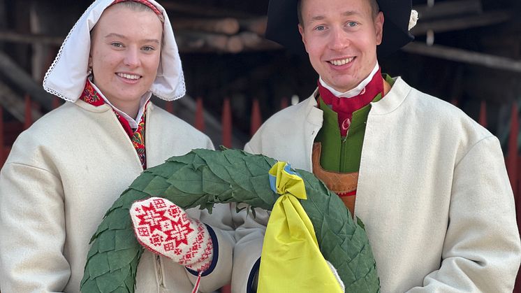 Elsa Hermansson och Gustav Johnsson kranskulla och kransmas 2024
