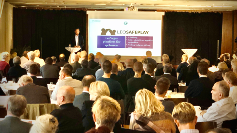 LeoVegas presenteras av CEO Gustaf Hagman inför en stor skara investerare.