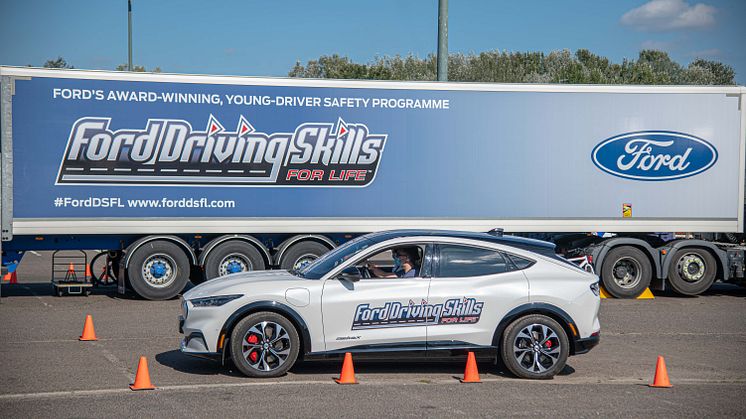 Idén október 1-2-án 300 fiatal számára indít ingyenes, fél napos gyakorlati vezetéstechnikai és közlekedésbiztonsági tréninget a Ford Magyarország