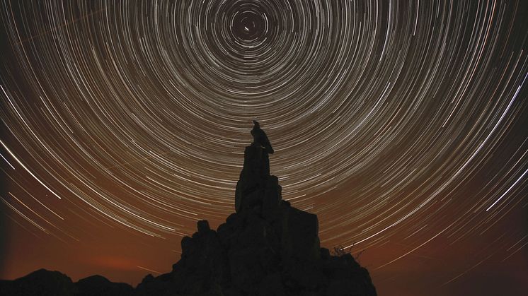 Startrails over mindesmærket på Wasserkuppe (Rhön) for faldne piloter i 1. Verdenskrig.