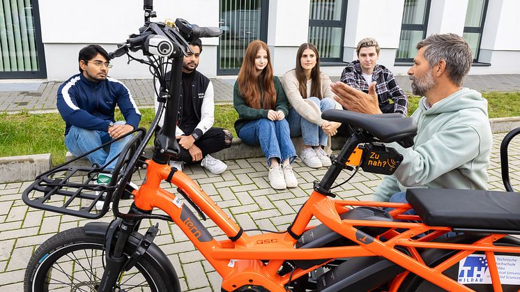 Beim Fahrradtag „Pedal Power“ der TH Wildau wird es neben einer öffentlichen Filmvorführung auch eine Podiumsdiskussion geben, u. a. mit „Fahrradprofessor“ Christian Rudolph (re. im Bild) und weiteren Gesprächspartner*innen. (Bild: Uwe Völkner)