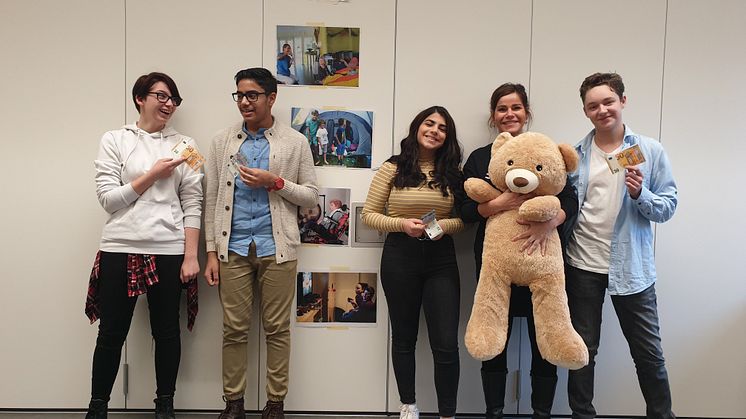 Jeon, Pam, Dunya, Lehrerin Frau Werner und Niclas (v.l.) bei der Übergabe des Erlöses aus dem Kuchenverkauf