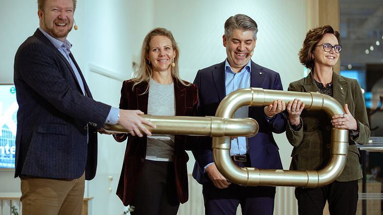 LINK Business Center är invigt! Från vänster: Simon Helmér, VD Östsvenska Handelskammaren, Louise Lindh, VD Lundbergs Fastigheter, Niklas Borg, kommunstyrelsens ordf. Linköpings kommun, Louise Felldin, näringslivsdirektör Linköpings kommun.
