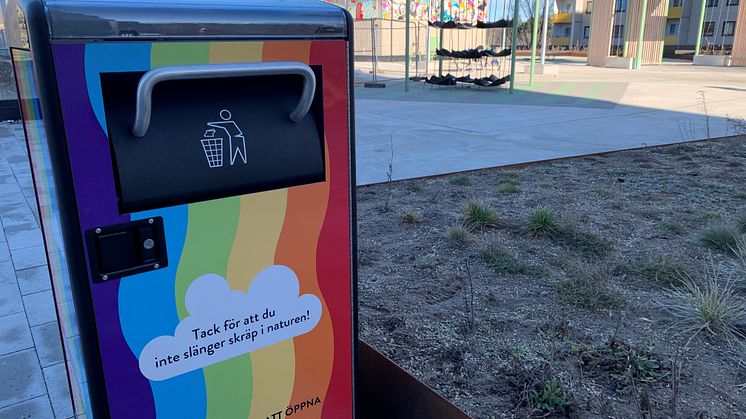 Talande papperskorg i Regnbågsparken, Fittja