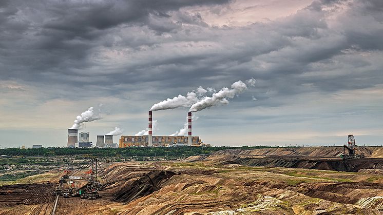 Kolkraftverken på jorden släpper ut över 12 gigaton koldioxid varje år, nästan en tredjedel av de totala utsläppen av koldioxid. Kolkraften är därför den enskilt största källan till den globala uppvärmningen. Foto: Tomasz Matuszewski/Mostphotos 