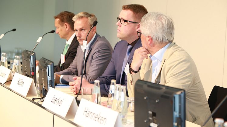 Dr. h. c. Helmut Hildebrandt, Bernd Laudahn, Dr. Torsten Kühn und Prof. Roger Jaeckel (v.l.n.r.) diskutieren auf dem Hauptstadtkongress in Berlin die Vor- und Nachteile innovativer Vergütungsmodelle.