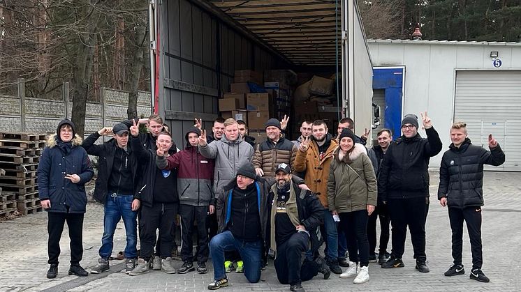 Det var ett glatt gäng som tog emot alla varor på den polska sidan, för att sedan transportera det vidare till Ukraina. Foto: Apotea.