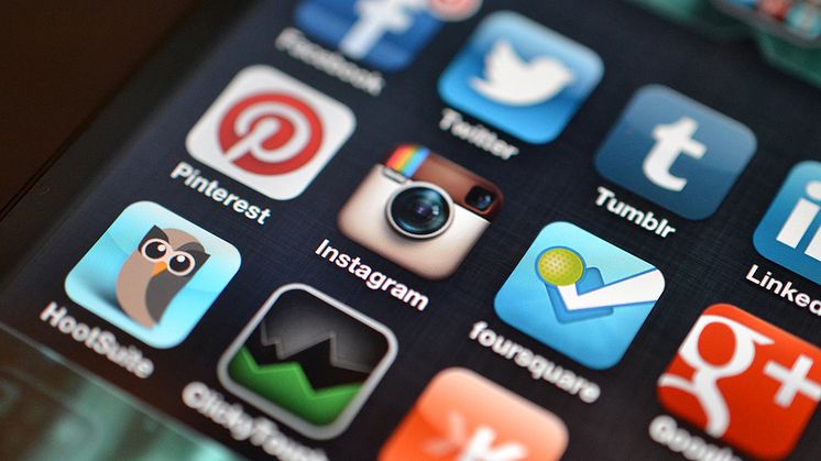 Her finder du os på sociale medier