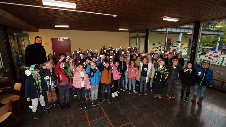 Auszubildender Niclas Schmidt bei der "Blinki"-Übergabe in der Grundschule