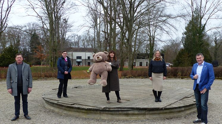 v.l.n.r. Andreas Pohl, Ulrike Jung, Mona Meister, Ines Dietrich und BNI-Regionaldirektor Jens Fiedler im Markkleeberger Kees'scher Park - im Hintergrund das Kinderhospiz Bärenherz (Bildquelle: meeco Communication Services)