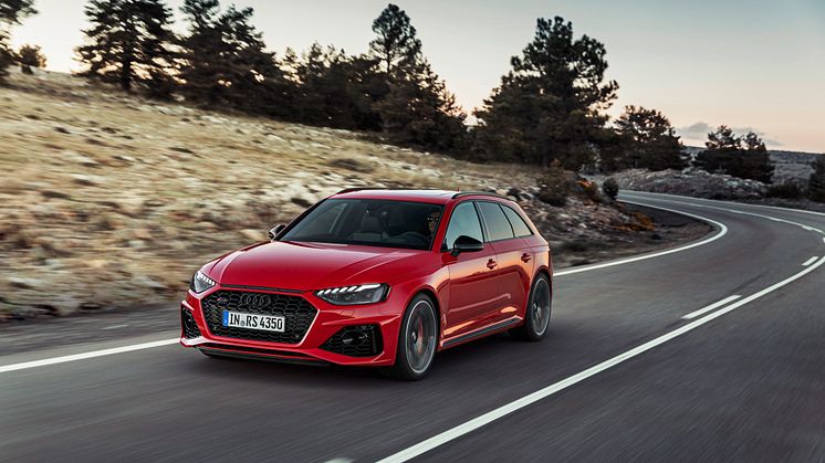 Audi RS 4 Avant (tangorød)