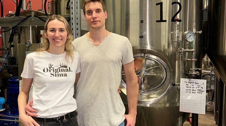 Anastasia och Anders Waara från Pajala skapade en ny uppfriskande alkoholfri dryck i samband med sitt bröllop.
