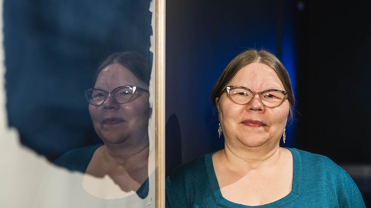 Katarina Pirak Sikku framför sitt verk Njouravoulle, 2022. Foto: Jean-Baptiste Béranger