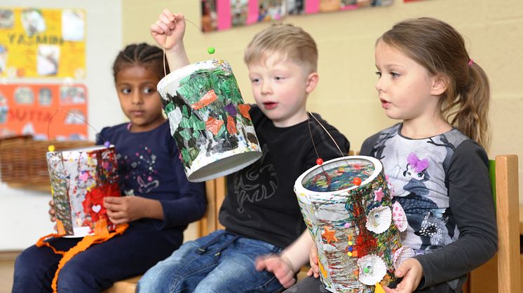 Mahlet, Ben und Tessa (von links) zeigen sich gegenseitig ihre Kunstwerke. 