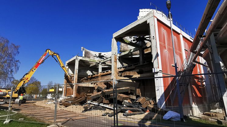 Vorbereitende Maßnahmen: Abrissarbeiten an einem nicht mehr benötigtem Kühlturm schaffen Platz für neue Bauten.