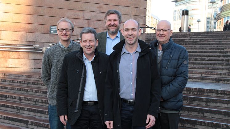 Bak fra venstre: Marius Gjerset (Zero), Bernt Reitan Jenssen (adm.dir Ruter). Foran fra venstre: Erik Skaaden (daglig leder Minibuss 24/7), Tom Romen (daglig leder Taxus) og Svein Arne Bergh (styreleder i Minibuss 24/7).