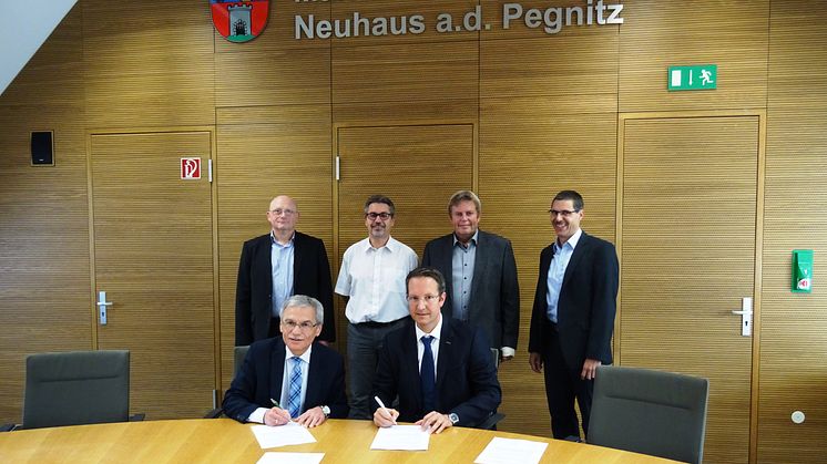 Partner für eine sichere Gasversorgung in Neuhaus: (vorne v. l.) Bürgermeister Josef Springer, Ingo Schroers (Bayernwerk); (dahinter v. l.) Thomas Rubenbauer (Schlenk), Herbert May (Seda), Josef Laus (Kaiser Bräu) und Burkhard Butz (Bayernwerk).
