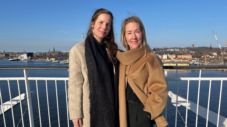 Viking Line inleder ett samarbete med barnrättsorganisationen Maskrosbarn. Eleonora Hansi, informationschef Viking Line Skandinavien och Helene Axelsson Bernving, ansvarig samarbeten & företagsinsamling, Maskrosbarn.