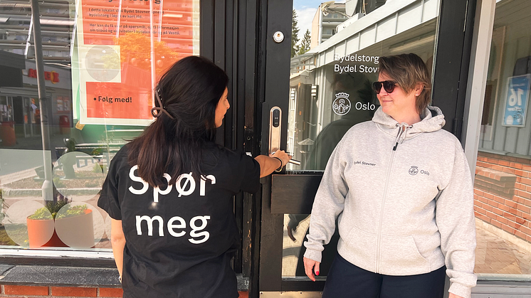 Bydel Stovners medarbeidere Donika og Lillian er klare for åpningen av bydelstorget på Vestli. 