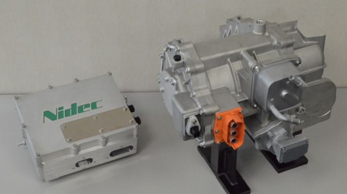Inverter (left), Integrated traction motor and gear-box (right)