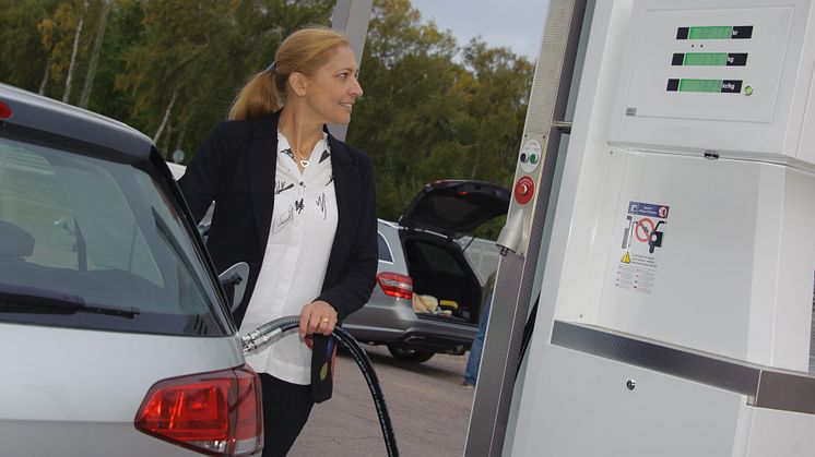 Anneli Gille, miljöchef i Höganäs kommun, tankar en av kommunens 40 nya gasbilar.