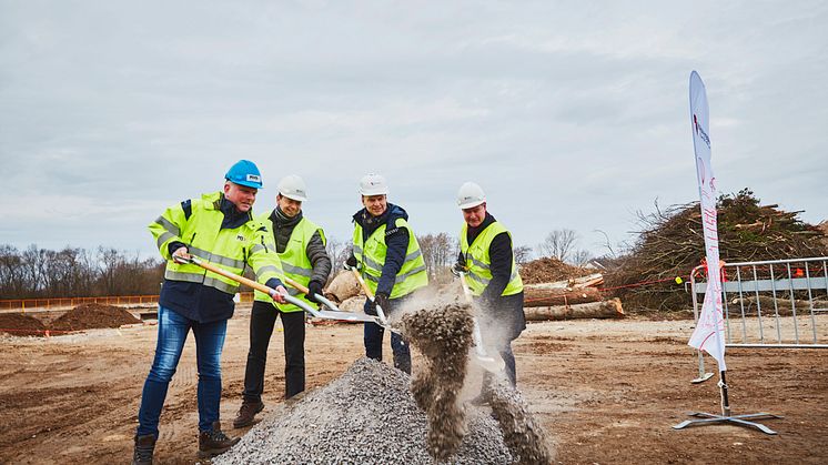 Fr v Thomas Ellkvist, vd MVB,  Brian Hansen, ordförande byggande styrelse, Peter Danielsson, kommunstyrelsens ordförande och Mårten Lilja, vice vd på Riksbyggen.