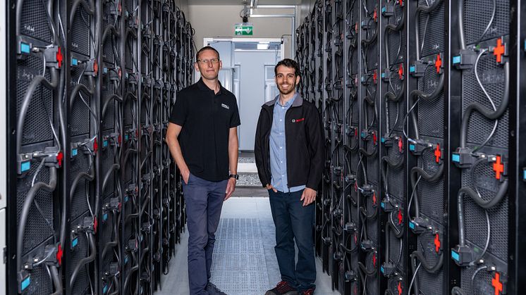 ADS-TEC Energy Projektleiter Patrick Weiss (li) mit BOSCH Projektleiter Samuel Del Collado 