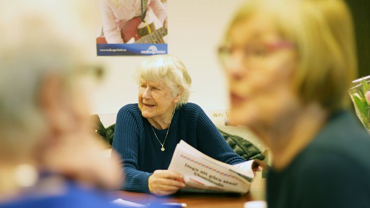 Mervetarna engagerar diskussionspigga pensionärer