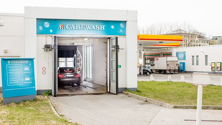 Mer än var fjärde bilinnehavare tvättar bilen hemma trots stor miljöskada